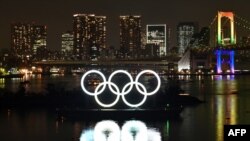 Logo Olimpiade di lepas pantai Taman Laut Odaiba di Tokyo. (Foto: AFP/Kazuhiro Nogi)