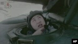 105 탱크사단의 남침가상 탱크훈련중 탱크에 탑승해서 사격훈련을 하는 북한 김정은 당 중앙군사위원회 부위원장의 기록영화 모습을 방영한 조선중앙TV