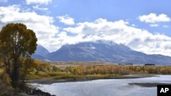 En esta foto del 8 de octubre del 2018, el pico Emigrant se alza sobre el Paradise Vallet y el río Yellowstone, cerca de Emigrant, Montana. 