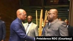 Fançois Beya (G), mopesi toli ya lokumu ya président Félix Tshisekedi (D) mpo ya mambi ma bokengi na bokutani na bango mibale (Présidence ya RDC_