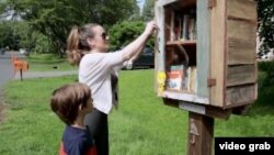 Avery (lima tahun) dan ibunya, mengunjungi perpustakaan kecil gratis (Little Free Libraries), setiap minggu. (Photo: VOA/videograb)