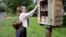 Avery (lima tahun) dan ibunya, mengunjungi perpustakaan kecil gratis (Little Free Libraries), setiap minggu. (Photo: VOA/videograb)