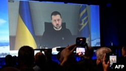 Presiden Ukraina Volodymyr Zelenskyy terlihat di layar saat menyampaikan pidato pada pembukaan Konferensi Nasional Masyarakat dan Pertahanan, di Salen, Swedia 7 Januari 2024.