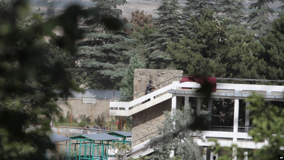 Hotel Spozhmai di tepi Danau Qurgha di luar ibukota Kabul, Afghanistan yang diserbu oleh militan Taliban (22/6).