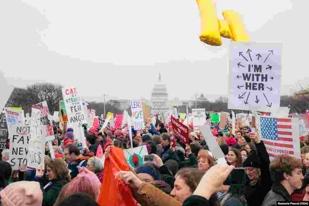 La marche est en cours et passe sur le Mall, devant le Congrès, Washington DC, le 21 janvier 2017. (VOA/Nastasia Peteuil)