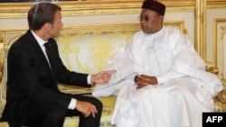 Le président nigérien Mahamadou Issoufou rencontre le président français Emmanuel Macron à l'Elysée à Paris, le 4 juin 2018.