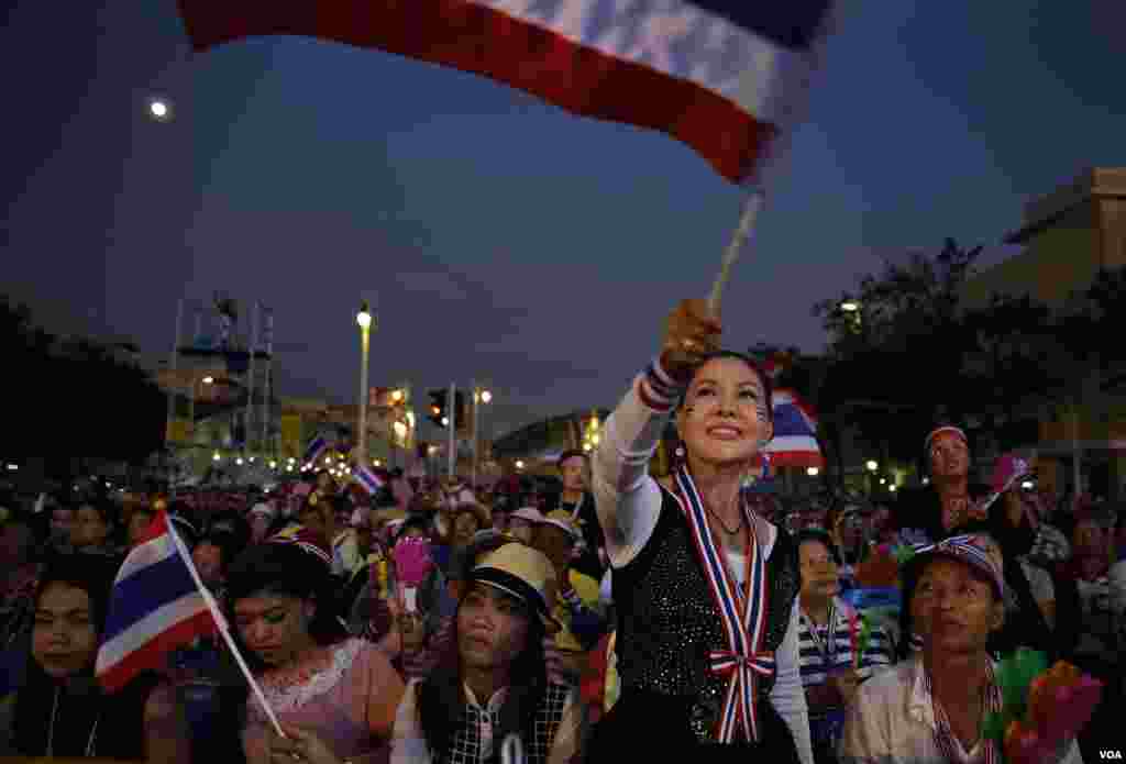 Anti-government protesters near the Democracy monument wave Thai national flags and shout slogans, Bangkok, Thailand, Dec. 15, 2013. 