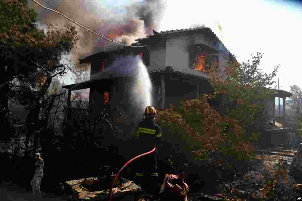 그리스 아테네 북서쪽으로 60km 떨어진 빌리아에서 산불이 주택가로 번졌다.