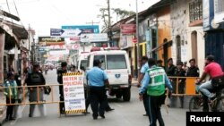 Una ambulancia pasa un puesto de control policial para evacuar a personas de la iglesia de San Miguel, donde las madres de los presos políticos llevaron a cabo una huelga de hambre durante nueve días para exigir la liberación de sus hijos e hijas, en Masa