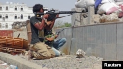 A member of the Southern Resistance Committees aims his sniper weapon during clashes with Houthi fighters in Yemen's southern city of Aden, April 24, 2015.