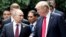 El presidente estadounidense, Donald Trump, y el presidente ruso, Vladimir Putin, conversan durante una sesión de fotos en la cumbre de APEC en Danang, Vietnam, el 11 de noviembre de 2017.