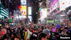 နယူးယောက် Time Square မှာ ၂၀၂၀ နှစ်သစ်ကို ဆင်နွှဲနေကြသူများ (ဇန်နဝါရီ၊ ၀၁၊ ၂၀၂၀)