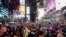 နယူးယောက် Time Square မှာ ၂၀၂၀ နှစ်သစ်ကို ဆင်နွှဲနေကြသူများ (ဇန်နဝါရီ၊ ၀၁၊ ၂၀၂၀)