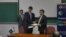 Afg'onistonning Pokistondagi elchisi Janan Musazoy (o'ngda) Lohur universitetida ta'lim bo'yicha memorandum imzolamoqda.