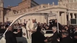 El Papa invita a un amigo a pasear en papamóvil