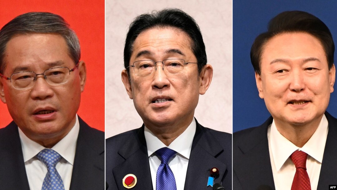 Da esquerda para a direita: Primeiro ministro da China Li Qiang, Primeir-Ministro do Japão Fumio Kishida e presidente da Coreia do SulYoon Suk Yeol