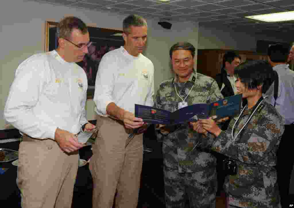 駐港解放軍指揮官11月8日參觀華盛頓號後﹐向航母指揮官贈送紀念品致謝