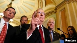 El senador Mitch McConnell habla con los medios en el Congreso de EE.UU.