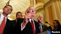 Pemimpin mayoritas Senat AS, Mitch McConnell bersama rekan-rekannya Senator dari partai Republik memberikan penjelasan kepada media di gedung Capitol di Washington (foto: dok).