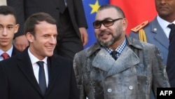 Le président français Emmanuel Macron escorte le roi Mohammed VI du Maroc au palais de l'Elysée, à Paris, le 12 décembre 2017 .