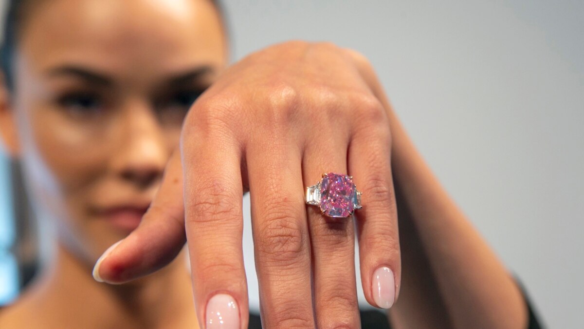 Argyle Pink Diamond and Colorless Diamond Ring