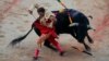 Matador Spanyol Antonio Ferrera tengah beraksi dalam festival San Fermin, Pamplona, ​​Spanyol, 11 Juli 2019. (REUTERS / Jon Nazca)
