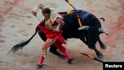 Matador Spanyol Antonio Ferrera tengah beraksi dalam festival San Fermin, Pamplona, ​​Spanyol, 11 Juli 2019. (REUTERS / Jon Nazca)
