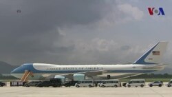 Những hình ảnh đầu tiên của tổng thống Trump tại sân bay Đà Nẵng