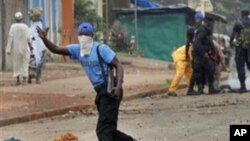 Un manifestant en Guinée (AP)