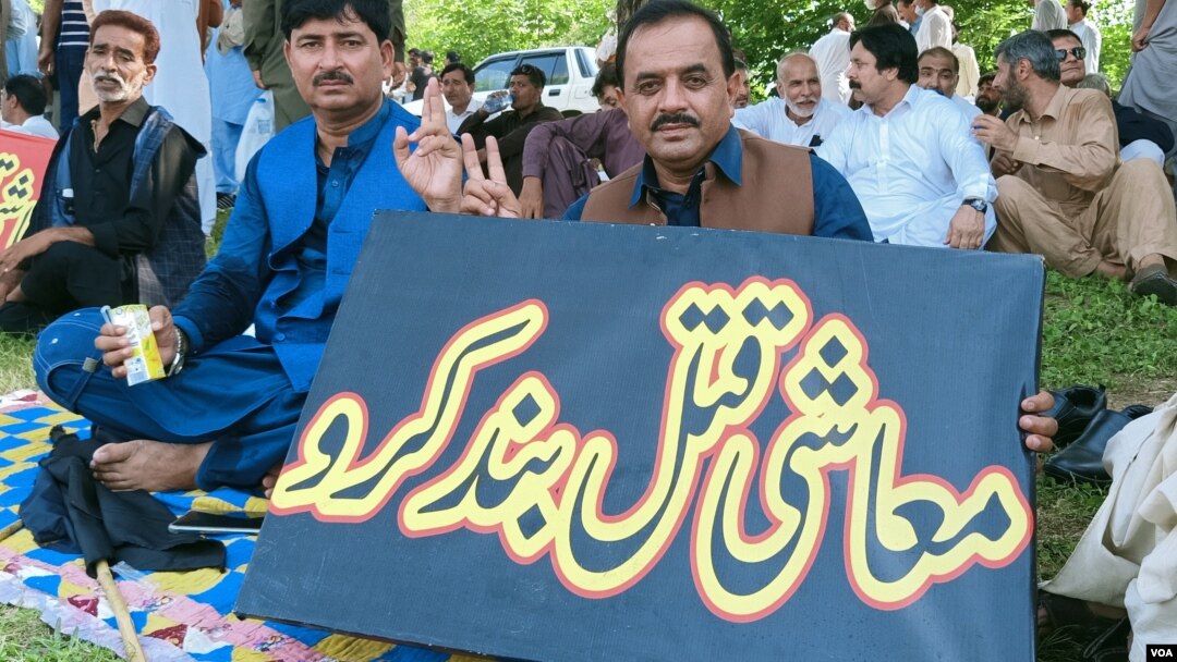 سپریم کورٹ نے قرار دیا کہ ملازمین کو انہی تاریخوں سے بحال کیا جا رہا ہے جب ان کو بر طرف کیا گیا تھا۔ جب کہ مکمل انصاف کا اختیار استعمال کرتے ہوئے ملازمین کی بحالی کا حکم دیا گیا ہے۔ (فائل فوٹو)