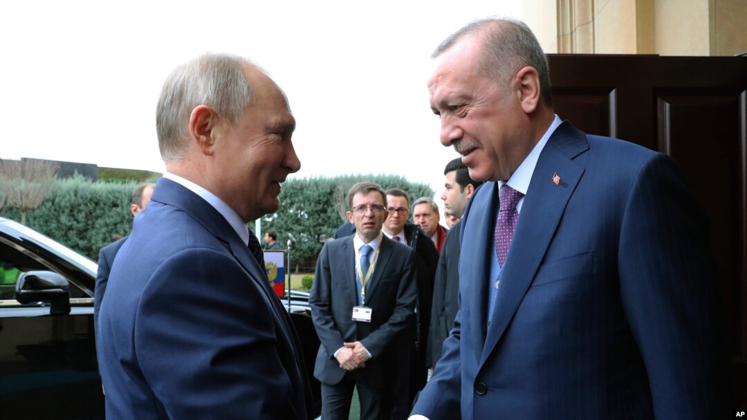 Presiden Turki Recep Tayyip Erdogan, kanan, menyambut Presiden Rusia Vladimir Putin, di Istanbul, 8 Januari 2020. (Foto: via AP)