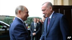 Presiden Turki Recep Tayyip Erdogan, kanan, menyambut Presiden Rusia Vladimir Putin, di Istanbul, 8 Januari 2020. (Foto: via AP)