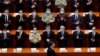 2020年5月21日，中国国家主席习近平在中国北京举行的中国人民政治协商会议开幕式时，经过一副戴着口罩以防止Covid-19传播的官员（照片：路透社）