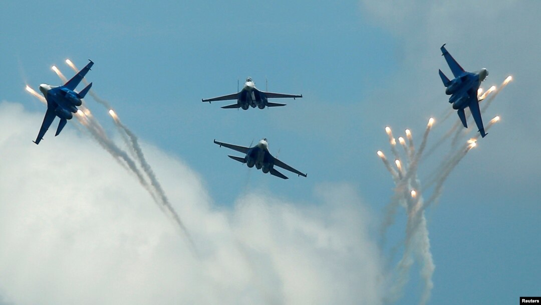 Pesawat jet tempur Rusia, Sukhoi Su-27 melakukan atraksi di atas kota Ryazan, Rusia (foto: ilustrasi).