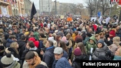 Veliki broj prosvetara u protestu ispred Filozofskog fakulteta u Beograda