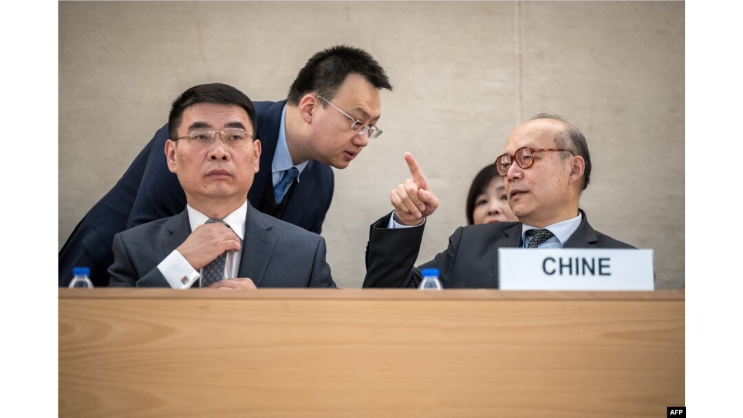 Duta Besar China untuk PBB di Jenewa, Chen Xu (kanan) menjelang peninjauan catatan hak asasi China oleh Dewan Hak Asasi Manusia PBB di Jenewa, 23 Januari 2024.