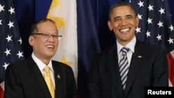 U.S. President Barack Obama meets with Philippines President Benigno Aquino on the sidelines of the ASEAN Summit in Nusa Dua, Bali, November 18, 2011.
