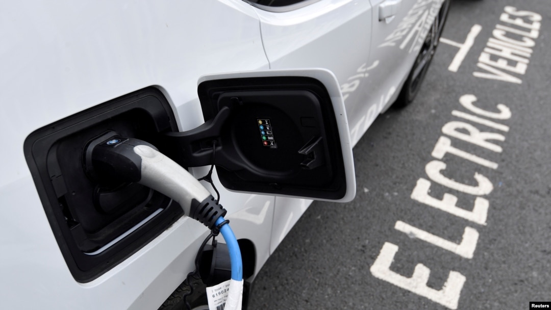 Arhiva - Električni automobil tokom punjenja, u Londonu, Velika Britanija, 19. oktobra 2021.