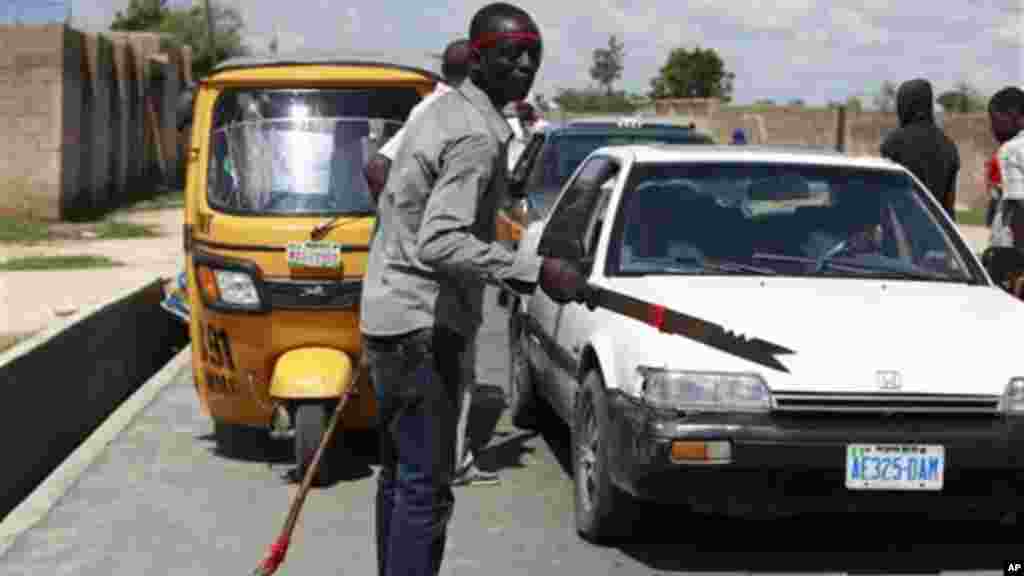 'Yan bangan Fararen Hulan JTF suna anfani ne da kulake da sanduna da makaman da aka sarafa cikin gida suna sintiri a kan titunan Maiduguri, Najerya.