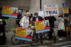 Partidarios del fundador de WikiLeaks, Julian Assange, se manifiestan en una protesta frente al Tribunal Penal Central, en Londres, el lunes 7 de septiembre de 2020.