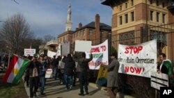 Kurdên ku li Washingtonê dijîn, li pêş Balyozxaneya Tirkîyê êrîşên Şirnêxê protesto dikin.