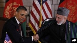 Shugaba Obama da takwaran aikinsa na Afghanistan Hameed karzai a bikin sanya hanu kan yarjejeniya tsakanin kasashen biyu.