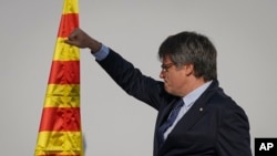 El líder independentista catalán y expresidente Carles Puigdemont se dirige a sus partidarios tras su llegada cerca del parlamento catalán para asistir al debate de investidura en Barcelona, España, el 8 de agosto de 2024.