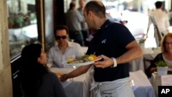 Los meseros también reclaman que los restaurantes aumenten el precio de sus horas de trabajo, ya que muchos de ellos sobreviven gracias a las propinas.