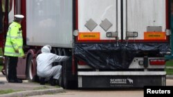 Hiện trường chiếc xe tải chứa 39 nạn nhân bị chết ngạt tại Grays, Essex, Anh, vào ngày 23/10/2019. Thảm kịch đã dẫn đến chiến dịch trấn áp các mạng lưới buôn người của chính phủ Anh và một số quốc gia châu Âu khác.