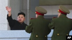 북한 군 지도부의 박수를 받은 김정은 제1위원장. (자료사진)