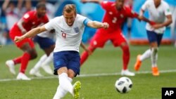 Harry Kane melakukan tendangan penalti dan mencetak gol kedua untuk tim sepak bola Inggris dalam laga penyisihan Grup G antara Inggris dan Panama di Stadion Nizhny Novgorod di Nizhny Novgorod, Rusia, Minggu, 24 Juni 2018.