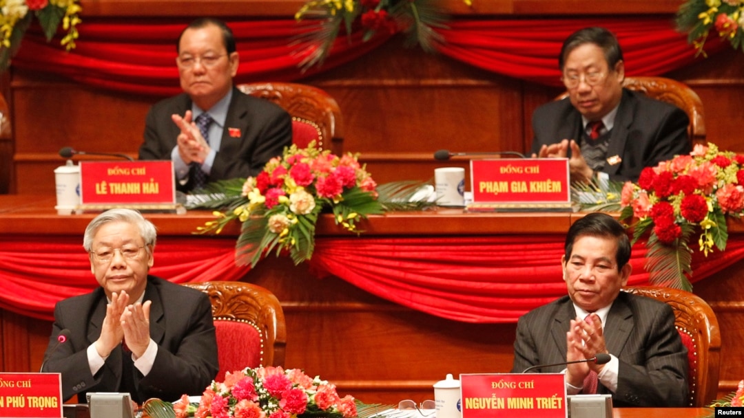 Ông Lê Tấn Hùng, em ruột ông Lê Thanh Hải (hàng sau, trái), bị cảnh cáo vì chi tiêu khống hơn 13 tỷ đồng.