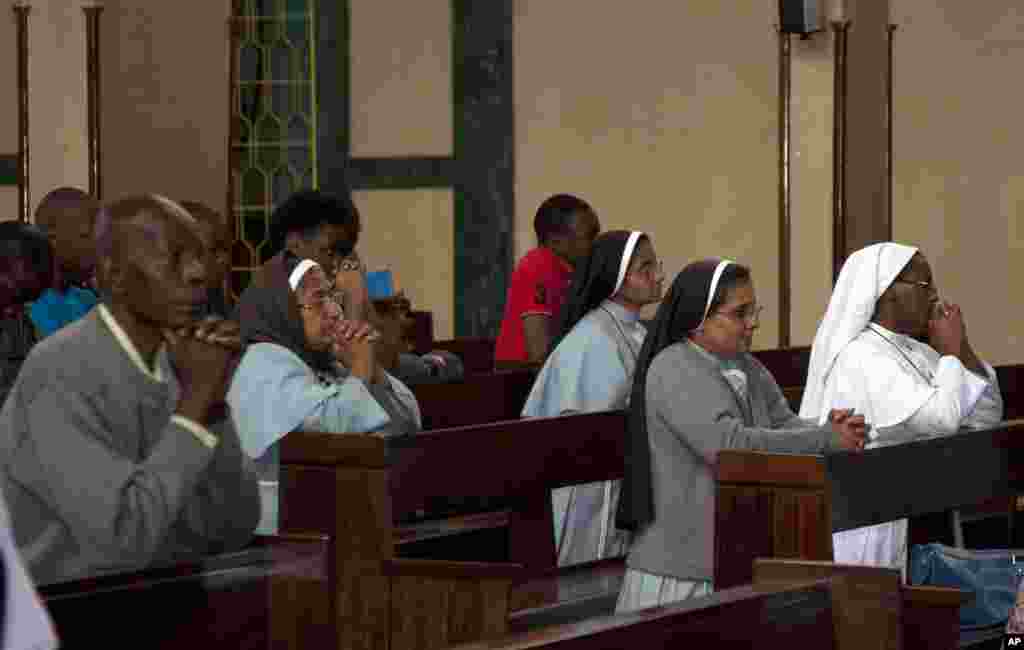 Wakristo wa Kenya na watawa wakisali katika kanisa la&nbsp; Holy Family Cathedral wakati wa misa ya Krismasi mjini&nbsp; Nairobi, Dec. 25, 2013.