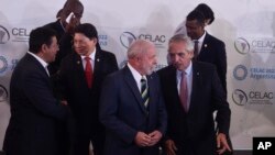 El presidente de Brasil, Luiz Inácio Lula da Silva, al centro, y el presidente de Argentina, Alberto Fernández, hablan durante la cumbre de la CELAC en Buenos Aires, Argentina, el martes 24 de enero de 2023.